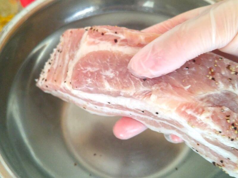 けむらん亭で自家製ベーコン作りのレシピ⑦：豚バラブロックの塩抜き