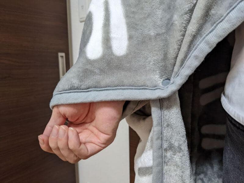 着る電気毛布クルン（curun）はボタン1つで袖を作れて便利