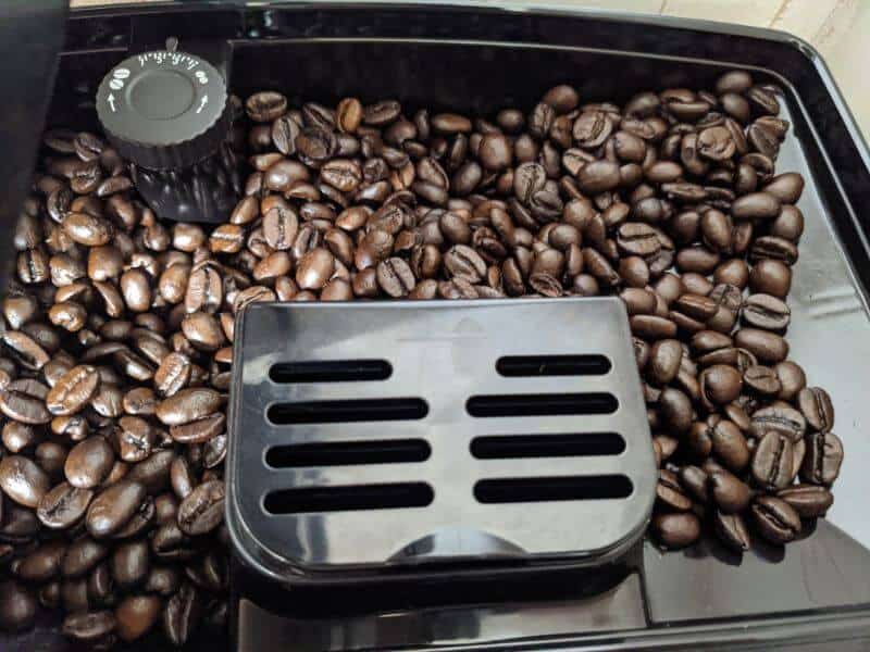 デロンギのコーヒーメーカー マグニフィカSはカスの排出まで全自動