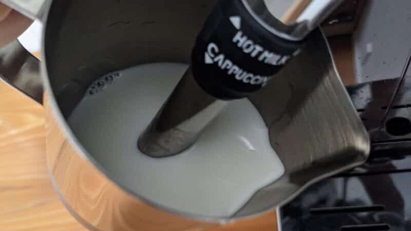 デロンギ マグニフィカSでスチームミルクを泡立てる
