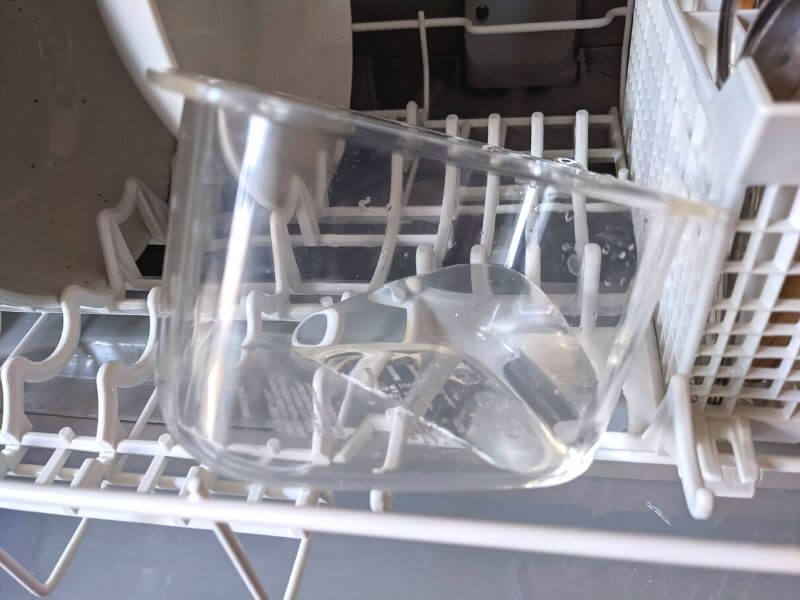 パナソニックの据え置き型食洗機の水流で吹き飛んだタッパー