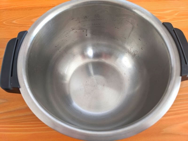 ホットクック旧製品の内鍋をステンレス製で汚れがこびり付きやすいのでお手入れが面倒