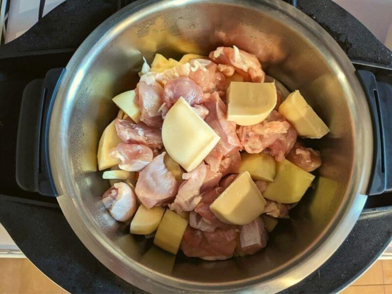 シャープ ヘルシオ ホットクックで使うシチューレシピの材料を鍋に入れる