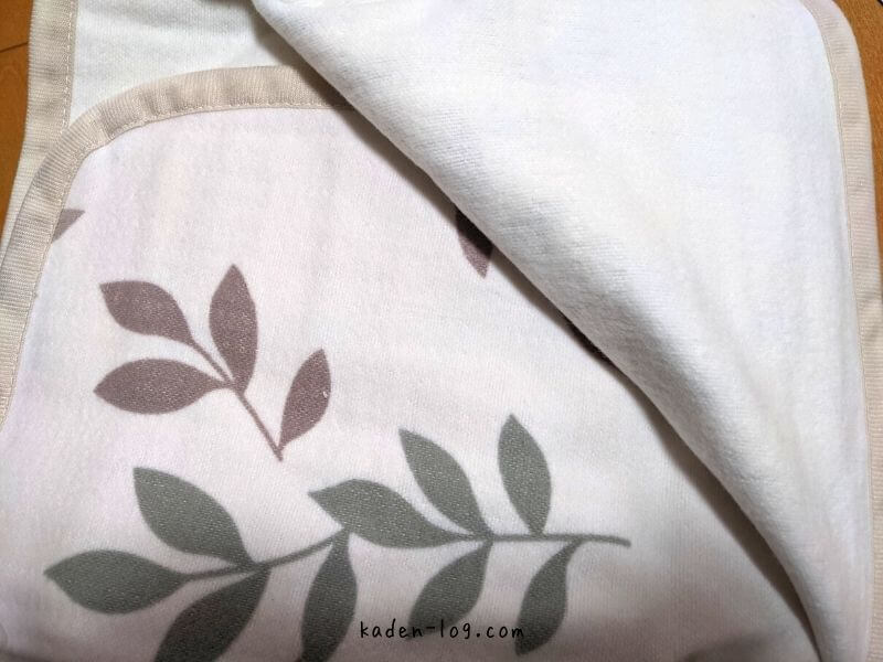 コイズミの電気毛布の裏側は白色のシンプルデザイン