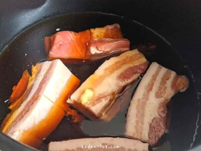 パナソニックの電気圧力鍋SR-MP300の豚の角煮レシピの材料を鍋に入れる