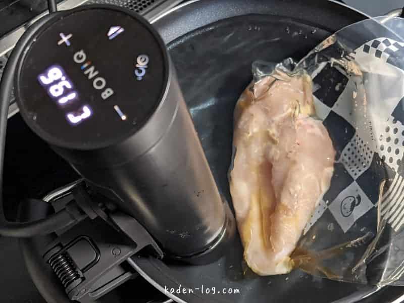 低温調理器BONIQ（ボニーク）でパックに入れた食材を加熱する