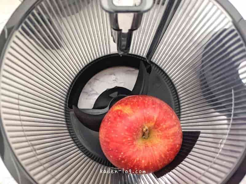 ヒューロム（HUROM）スロージューサー H-200はリンゴがまるまる2つは入るほど大容量サイズ
