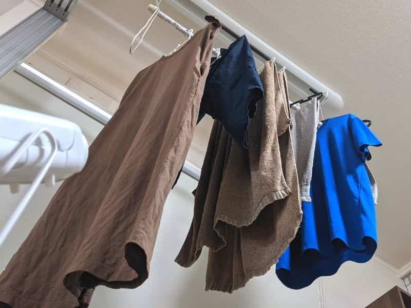 アイリスオーヤマの布団乾燥機カラリエ（FK-D1）でTシャツ等の衣類を乾燥する