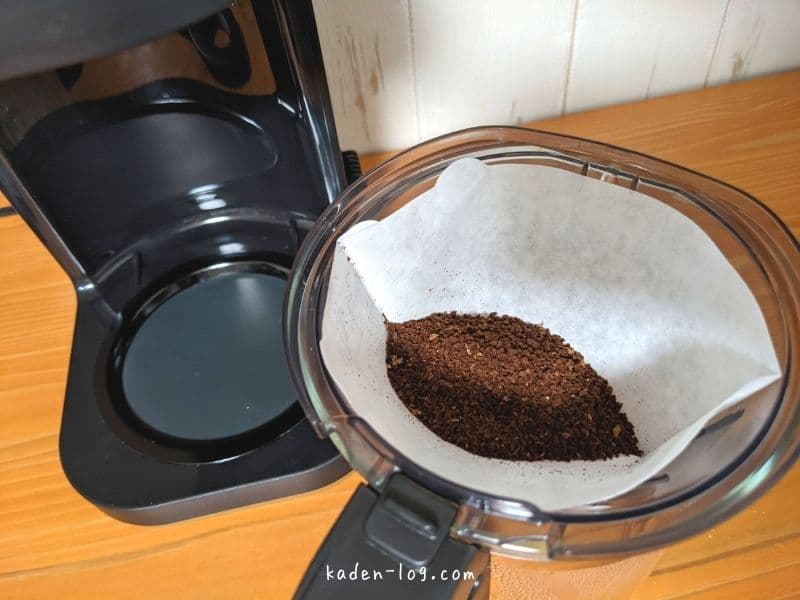 象印STAN.コーヒーメーカー（スタン）のバスケットのコーヒー粉をセットする