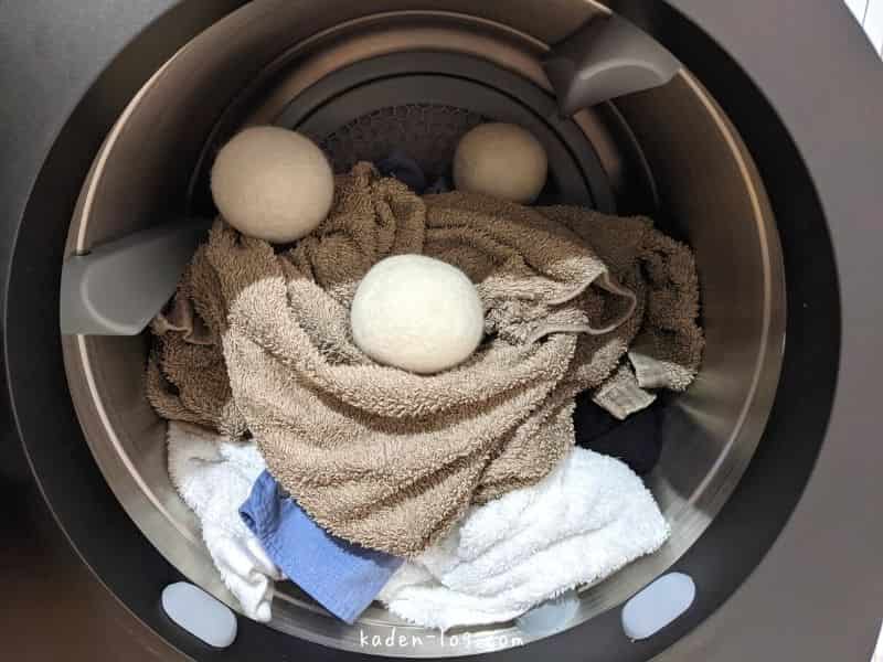衣類乾燥機Morus Zero（モルスゼロ）に付属のドライボールを使用して乾燥する