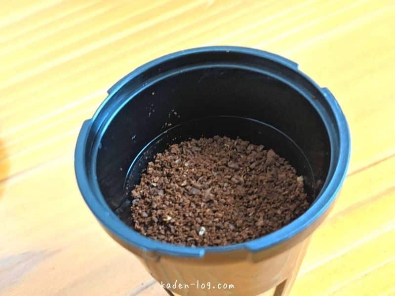 UCCのコーヒーメーカーDRIP POD（ドリップポッド）の専用フィルターにコーヒー粉をセット