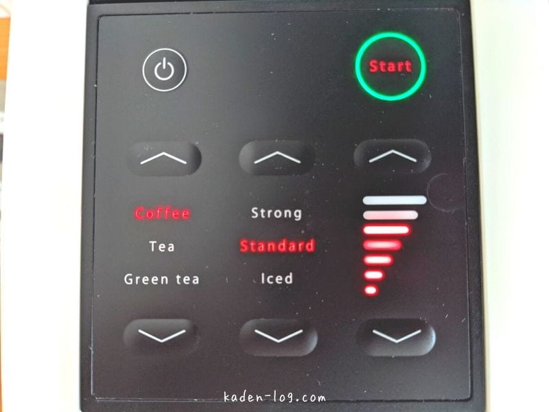UCCのコーヒーメーカーDRIP POD（ドリップポッド）上部のスタートボタンを押してコーヒーの抽出を開始する