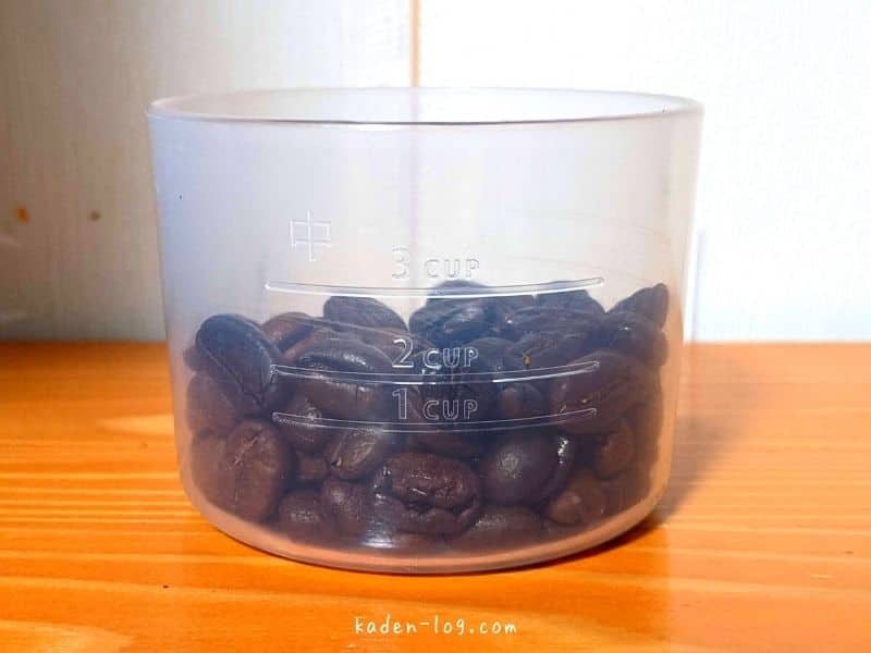 ツインバード コーヒーメーカーに付属のカップでコーヒー豆を計量する