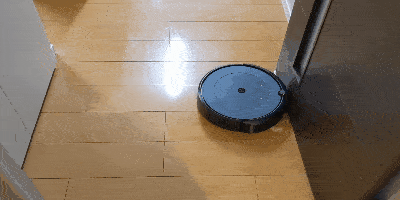 ロボット掃除機ルンバは家具、壁にガンガンぶつかる点がデメリット