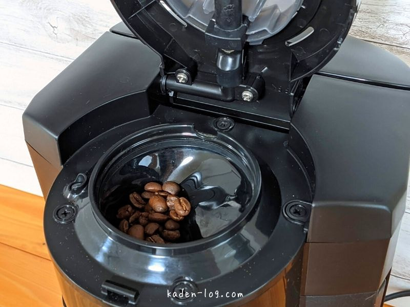計量したコーヒー豆をパナソニック コーヒーメーカーNC-A57に投入する