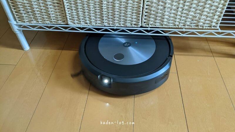 iRobot ルンバj7+は薄型で家具の下を掃除できる
