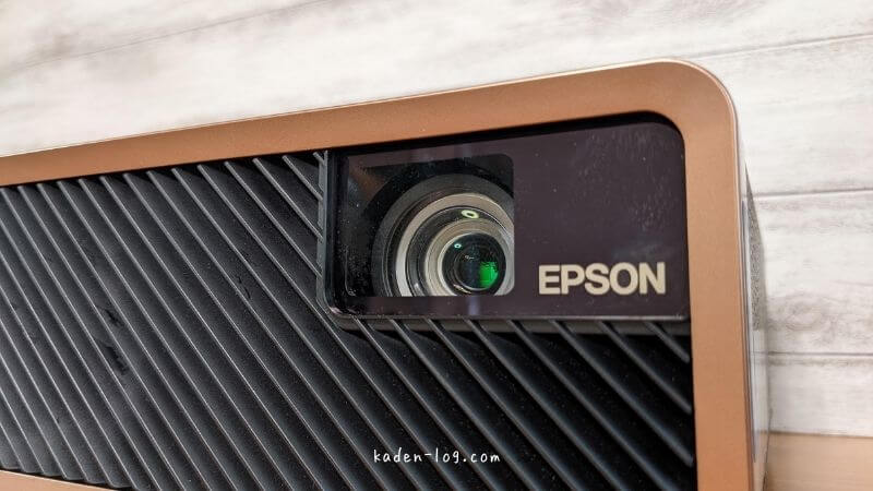 エプソンプロジェクター（EF-100）は2,000ルーメンの鮮明映像