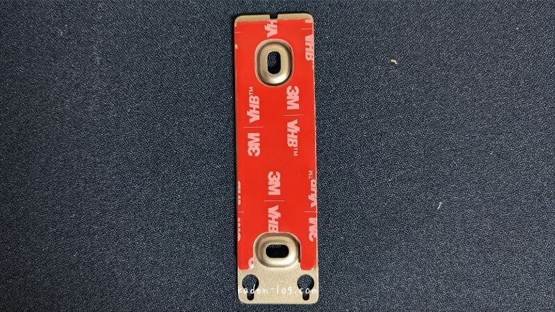 SwitchBot（スイッチボット）キーパッドの取り付け金具に両面テープを貼る
