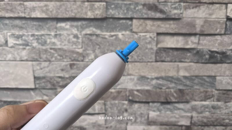 ガレイドデンタルメンバーの新しい電動歯ブラシ幸せの歯ブラシに付属の青いキャップを取り付ける