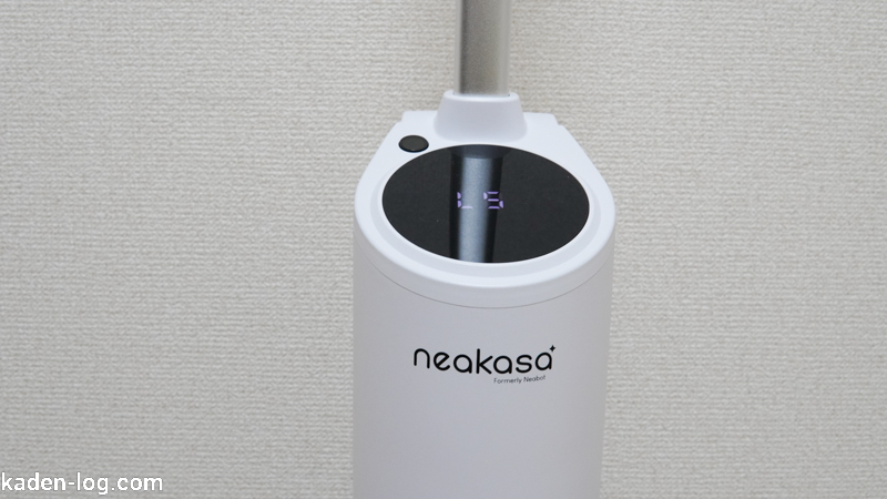Neakasa PowerScrub II（ネアカサ）のボタンを押してブラシをセルフクリーニングする