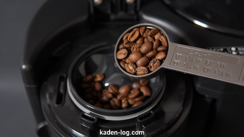 象印全自動コーヒーメーカー珈琲通EC-RT40-BAに必要量のコーヒー豆を入れる