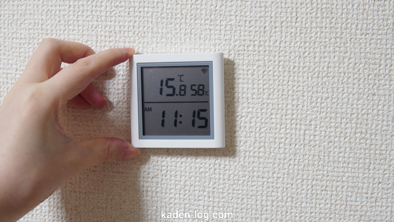 スマート温湿度計は軽いので壁に貼り付けやすい