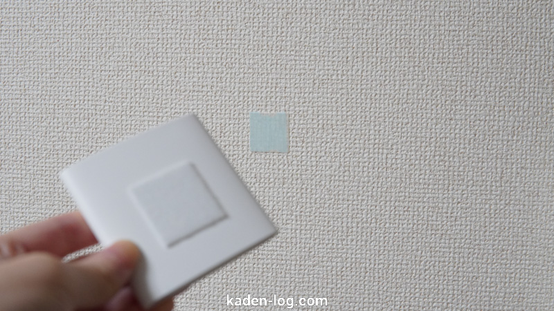 スマート温湿度計は壁にマスキングテープを貼って貼り付ける