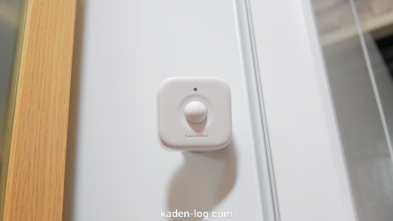 SwitchBot（スイッチボット）人感センサーをマグネットで冷蔵庫に貼り付ける