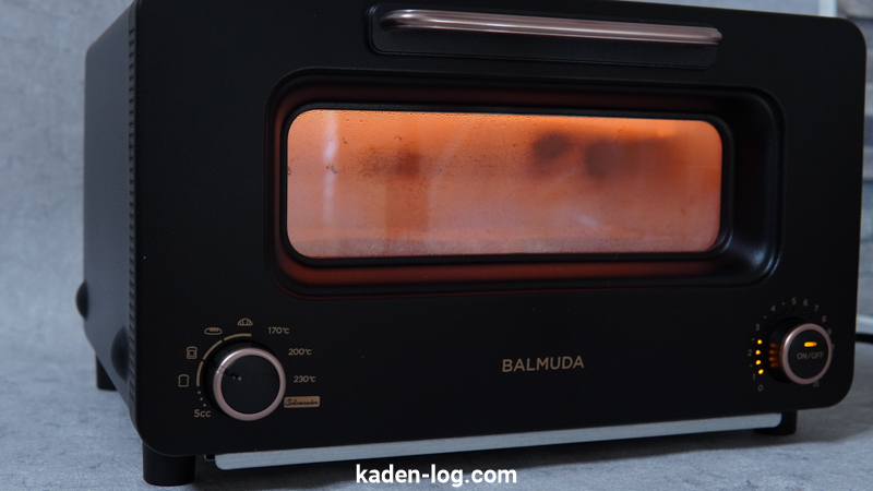新型BALMUDA The Toaster Pro（バルミューダトースタープロ）では加熱途中で蒸気がシューッと噴き出す