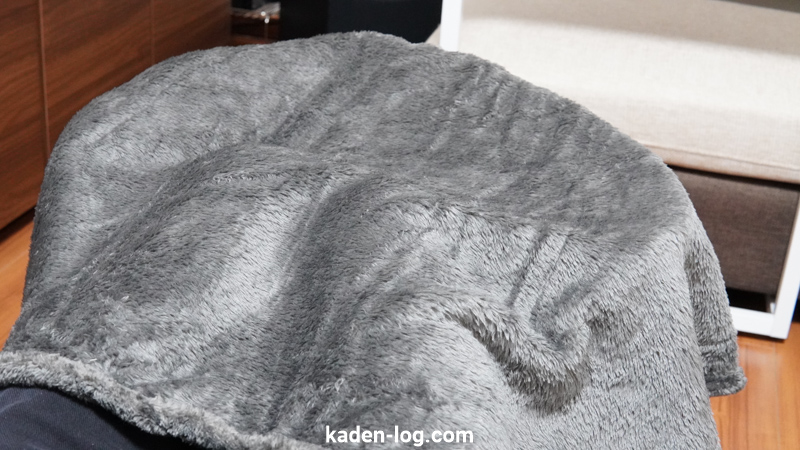 ライソン巻くコタツを付属の毛布で覆うとコタツのように暖かかくなる
